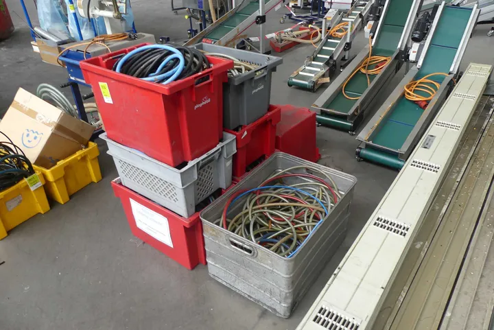 7x Kisten mit Kabel,- und Druckluftschläuche